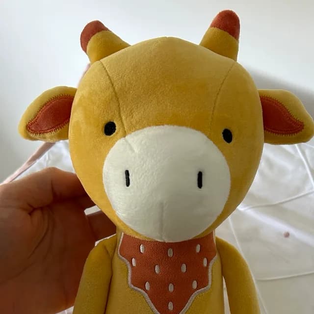A girafa de pelúcia da Maria, com o lenço de bolinhas.